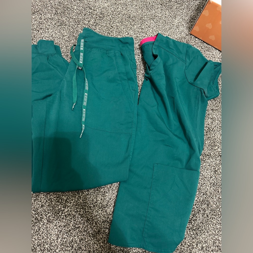Women’s Size Small Med Couture Scrubs! Green